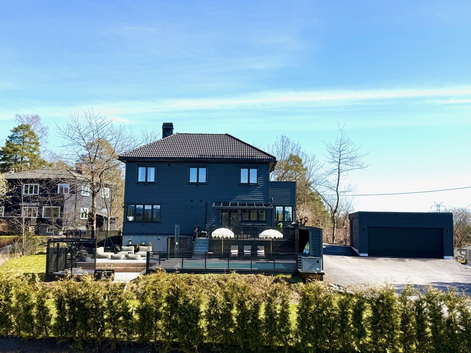 Eiendommen ligger skjermet og usjenert på en høyde, med flott utsyn og gode lys- og solforhold Galleribilde