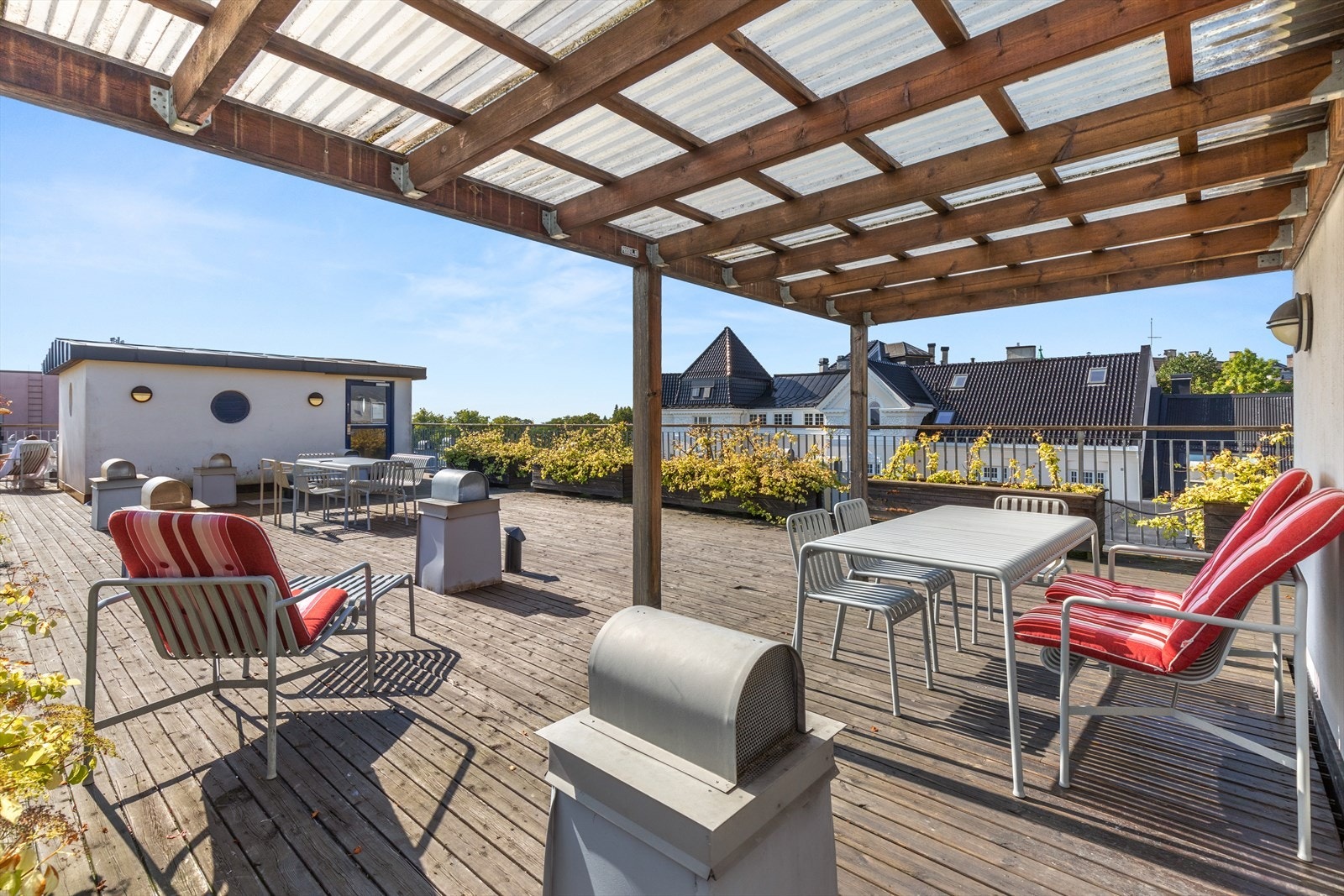 Heis opp til herlig, felles takterrasse med svært gode sol- og utsiktsforhold. Galleribilde