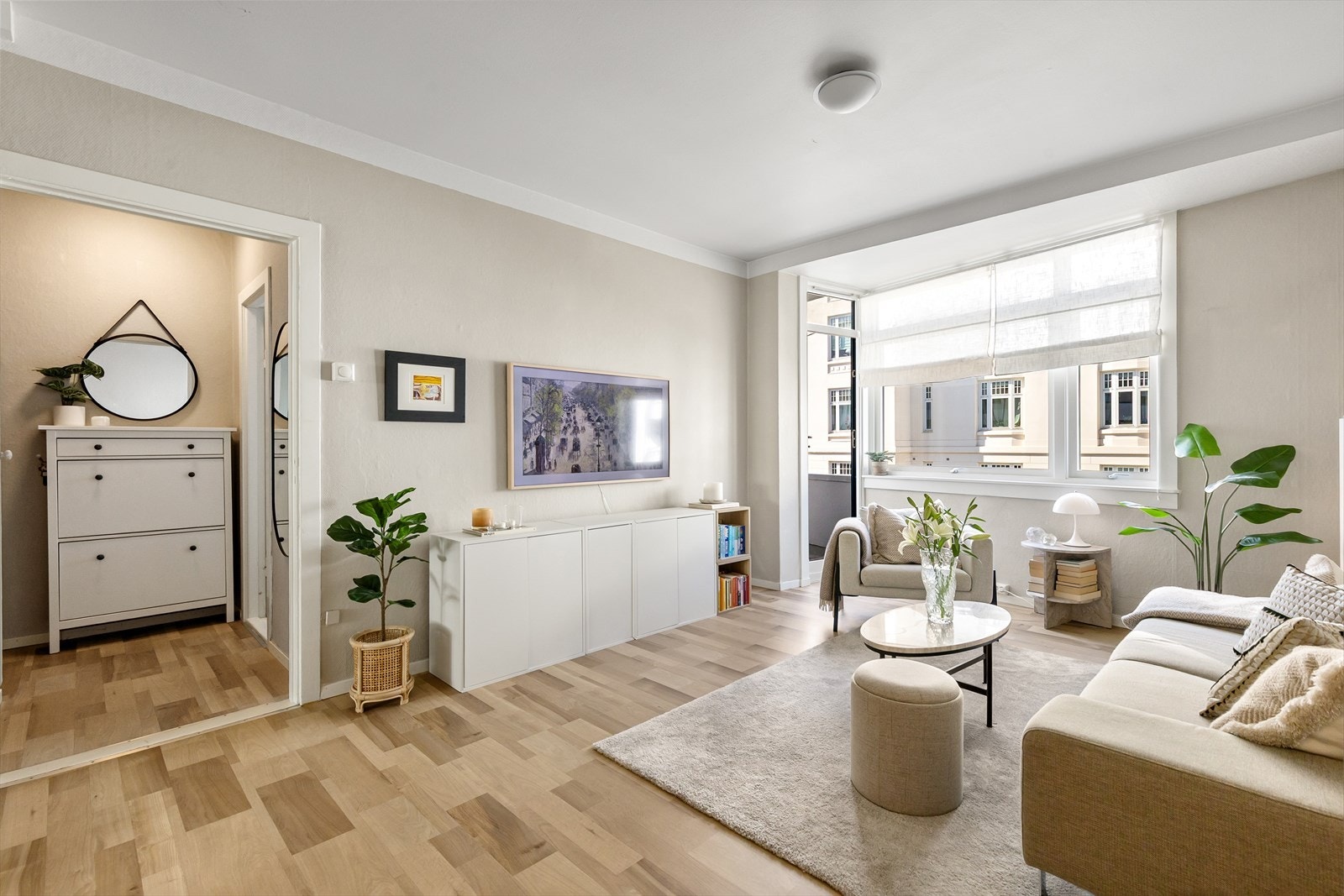 Lys og trivelig stue med vinduer på to kanter og med plass til både spisebord, sofagruppe og annet møblement. Galleribilde