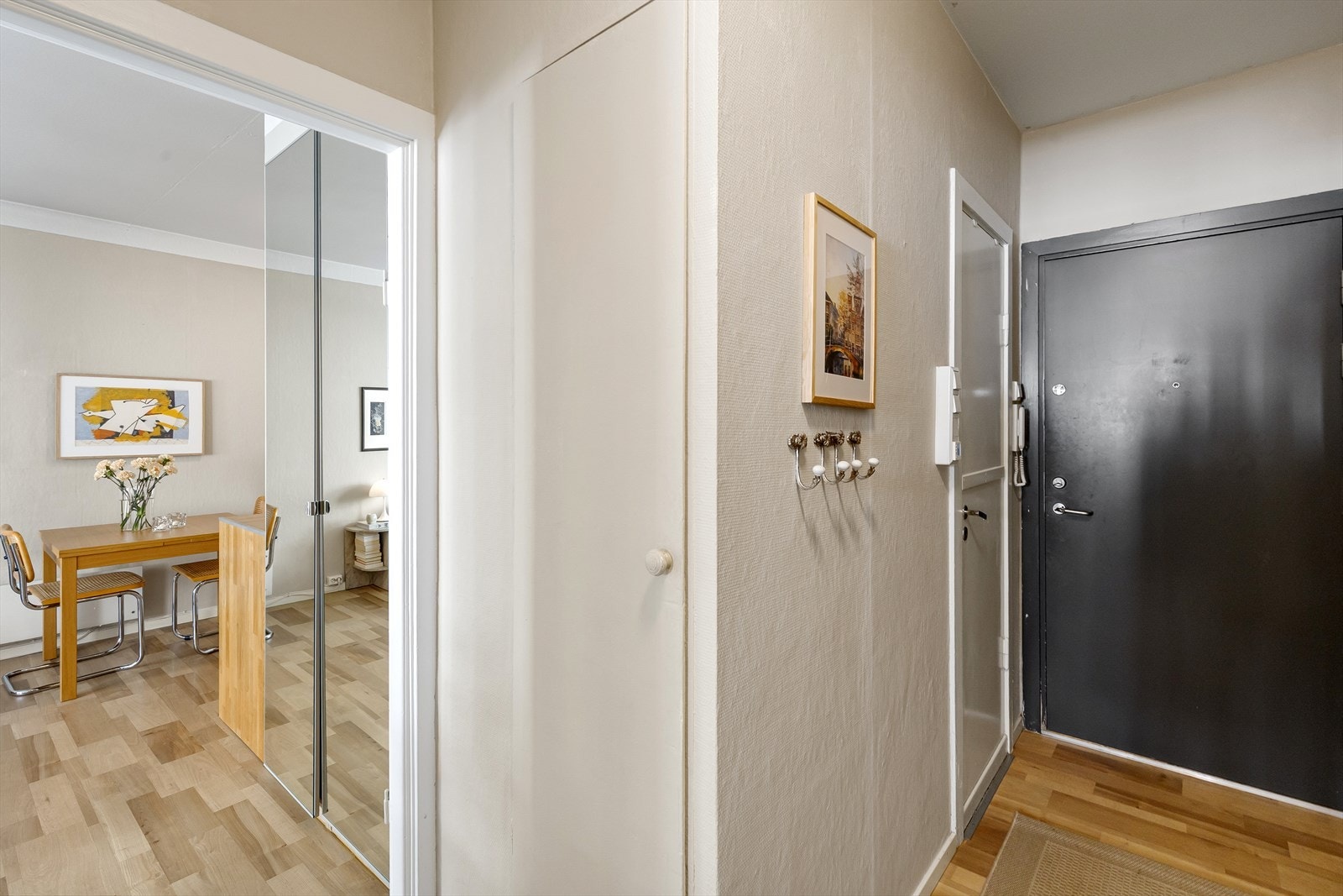 Plassbyggetskap både i stue og i entré. Galleribilde