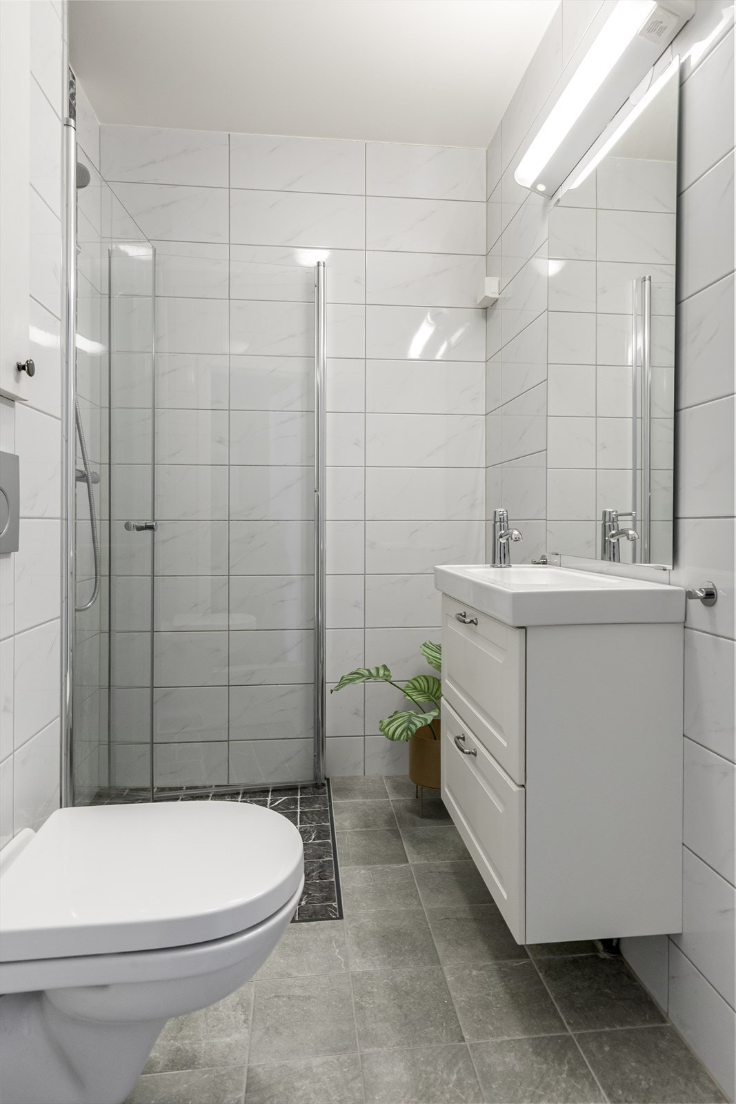 Pent, flislagt bad pusset opp 2016 med varmekabler. Badet har servant, badekar med dusj, toalett og speil. Galleribilde