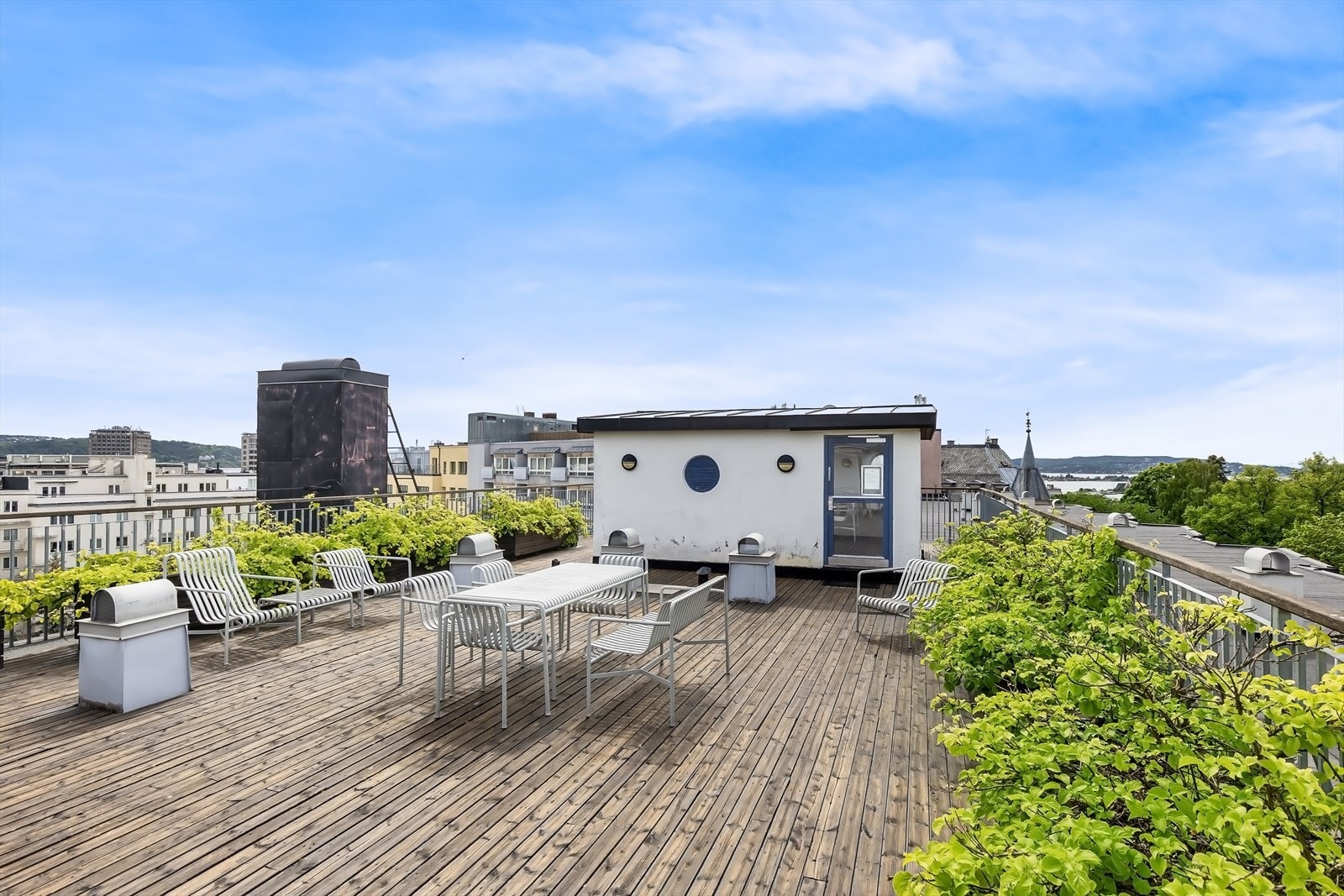 Velstelt og meget hyggelig takterrasse med fantastisk utsikt, gode solforhold og flere sittesoner. Galleribilde