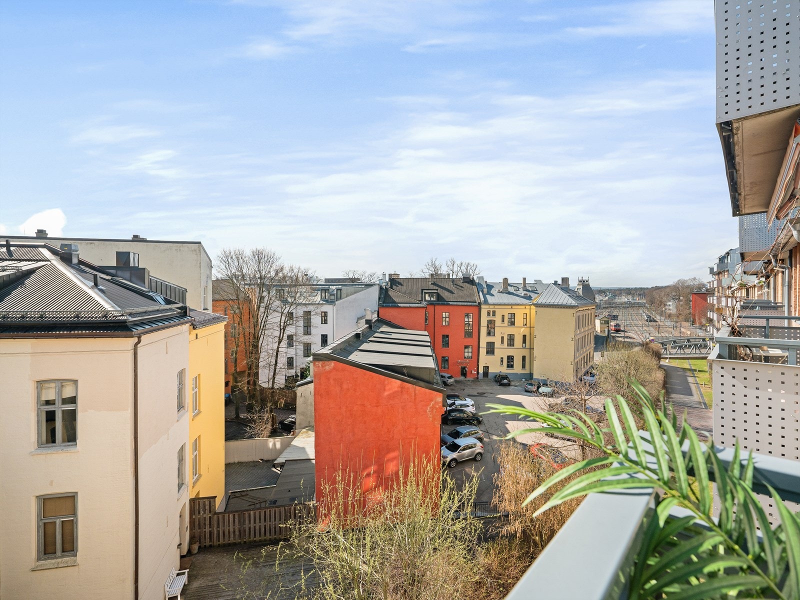 Leiligheten har en usjenert beliggenhets i byggets 5. etasje med heis, utsikt og kveldssol Galleribilde