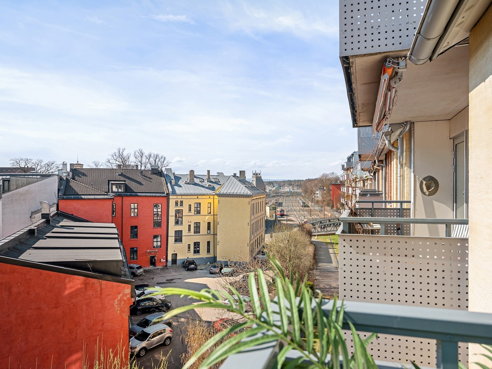 Fra balkongen har man fin utsikt over nærområdet Galleribilde