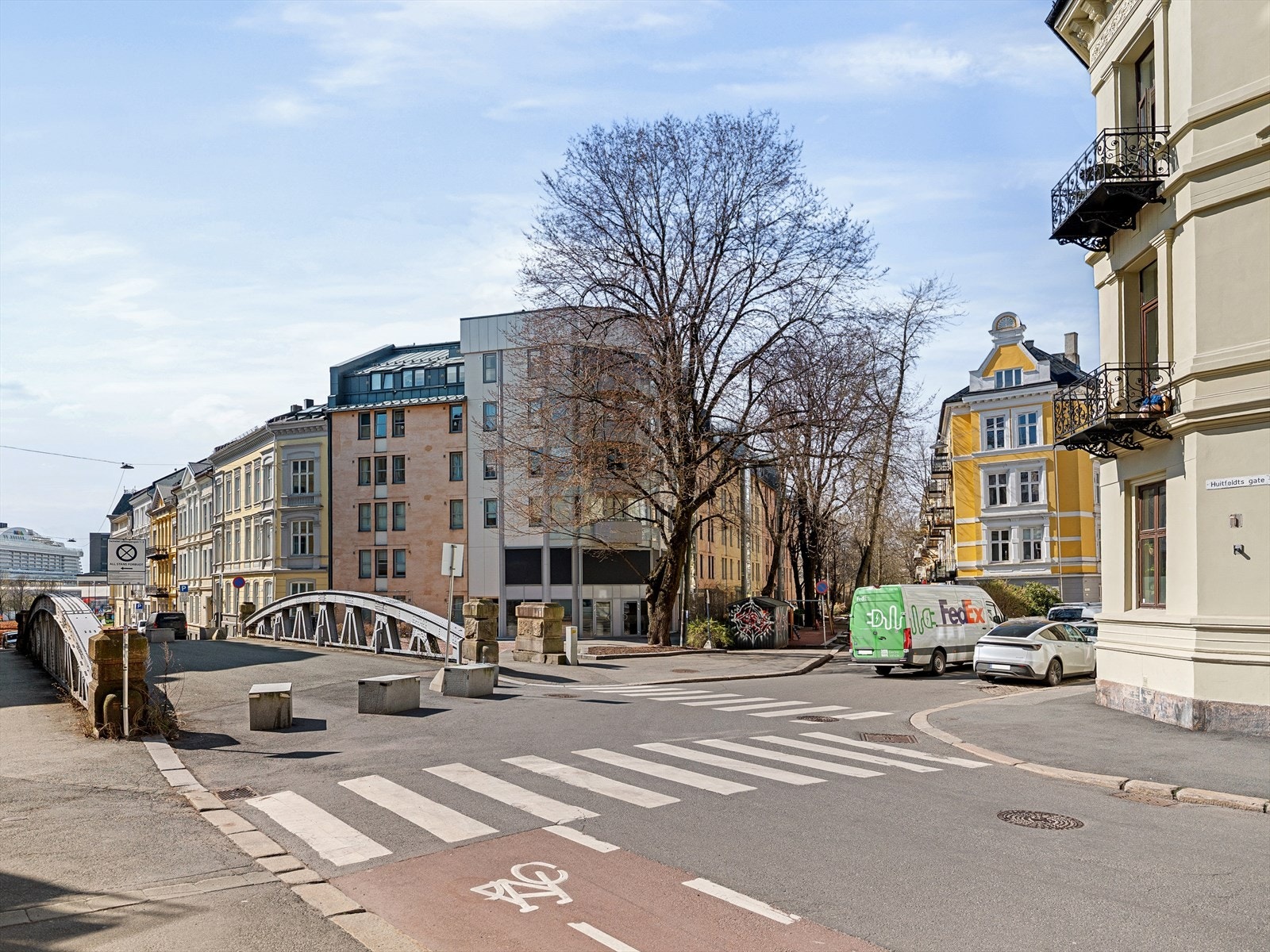 Det er kort gange til Nationaltheatret - et sentralt knutepunkt med tog, T-bane, trikk, buss og flytog. I tillegg er det kort vei til både Solli plass og Aker Brygge med ytterligere kollektivtilbud, samt hurtigbåt fra Rådhusplassen Galleribilde