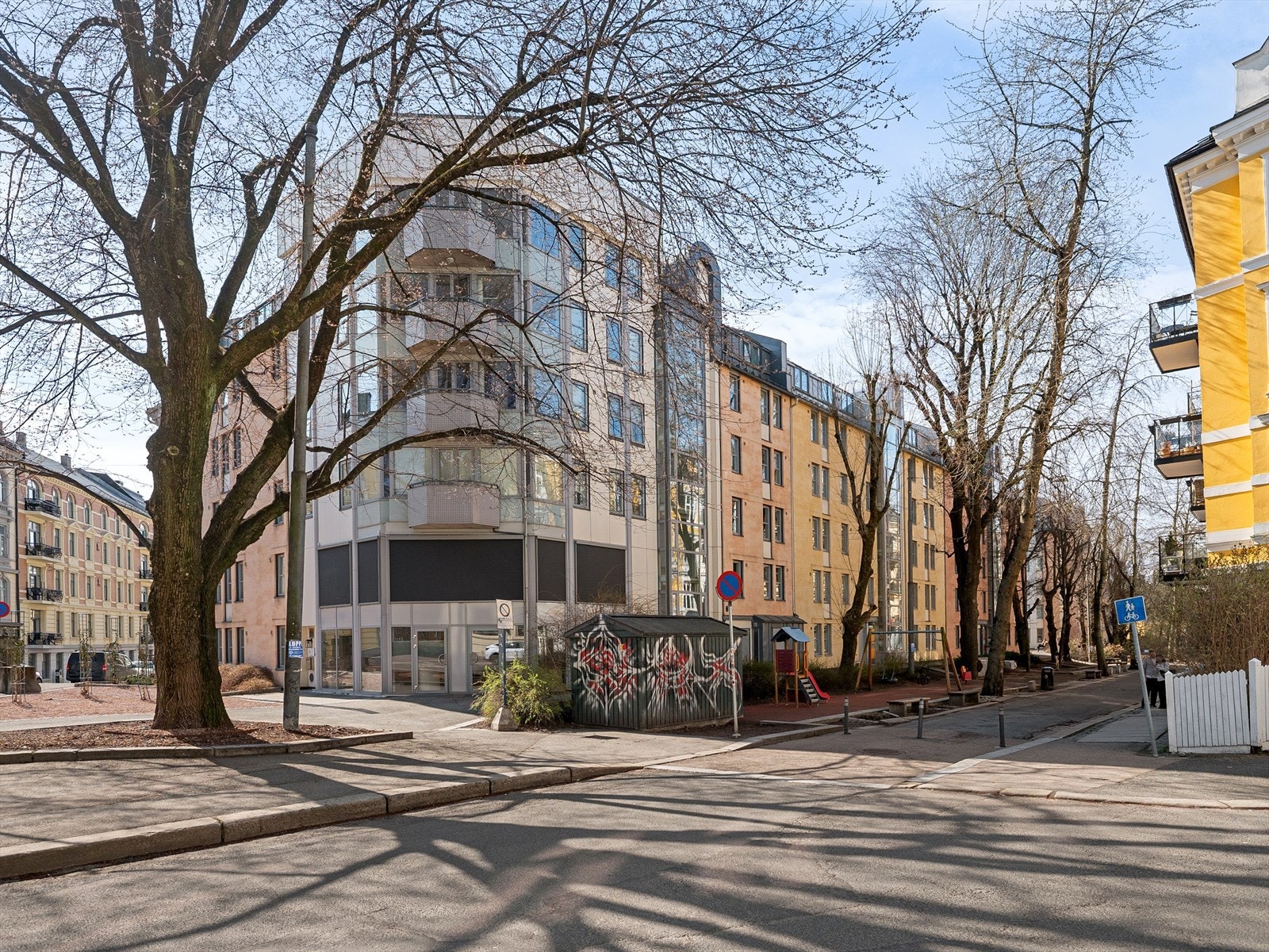 Fra leiligheten er det umiddelbar nærhet til Aker Brygge og Tjuvholmen, hvor sjøen, bryggeliv og et rikt utvalg av restauranter, kaféer, butikker og servicetilbud danner rammen for en levende og variert livsstil Galleribilde