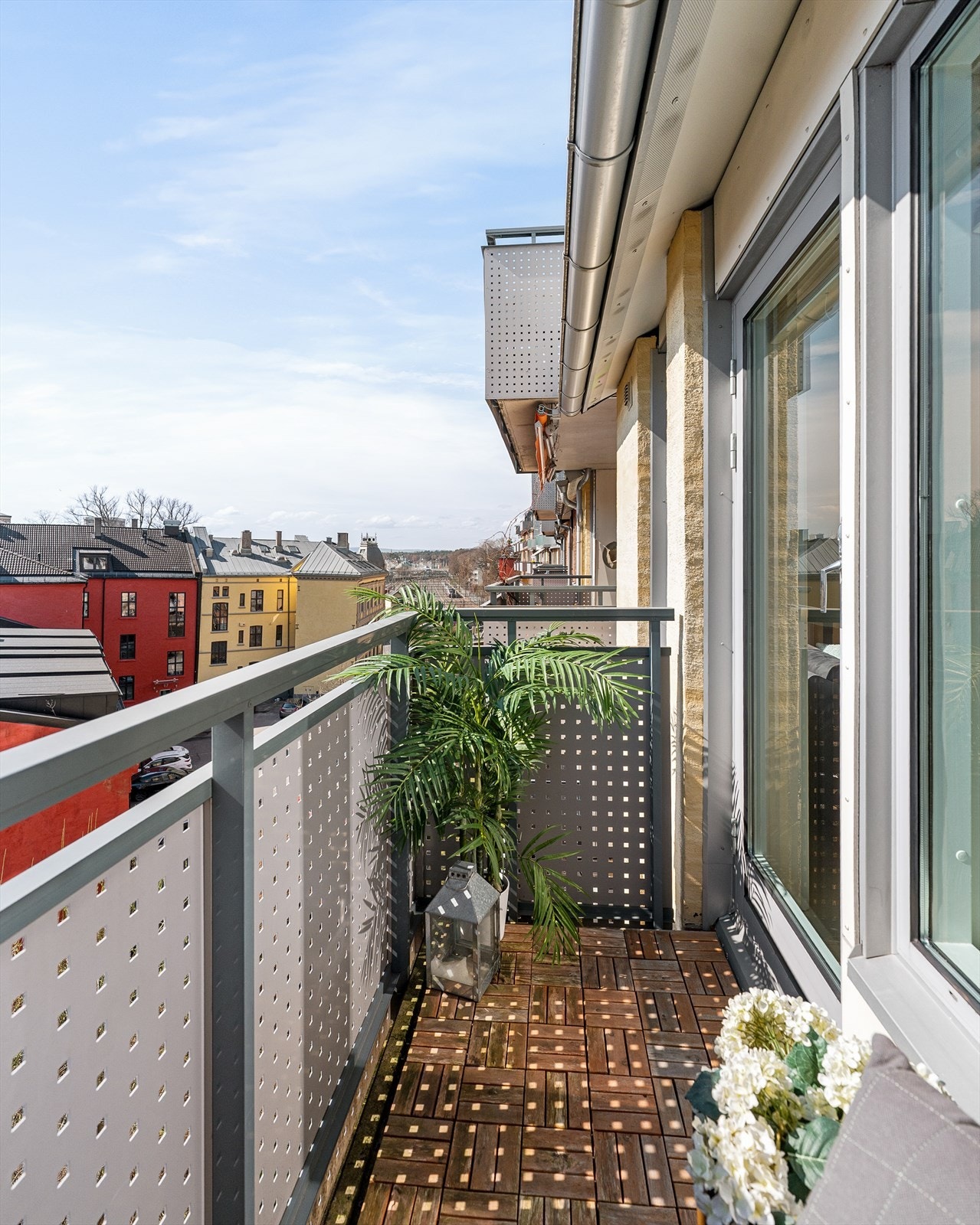 Lunt, solrikt og fredelig mot bakgård. Plass til et lite kafésett, beplanting og grill Galleribilde