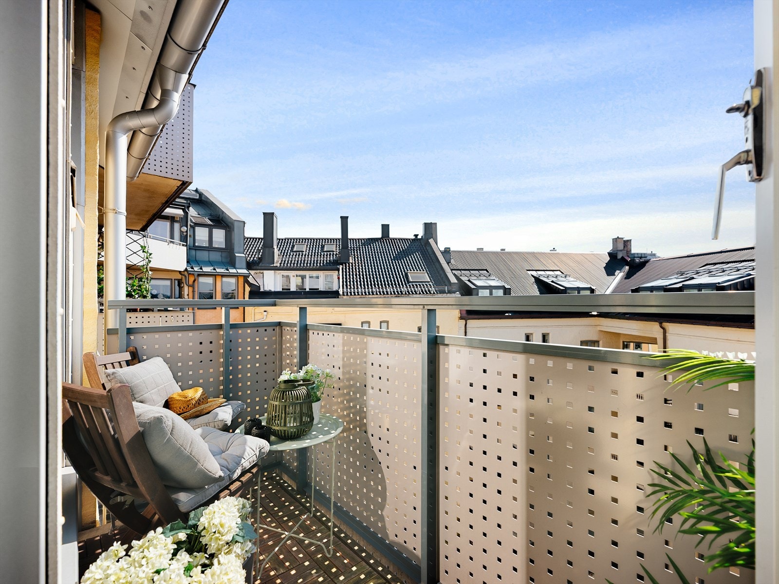 Fra stuen er det utgang til en sydvestvendt balkong med meget gode solforhold Galleribilde
