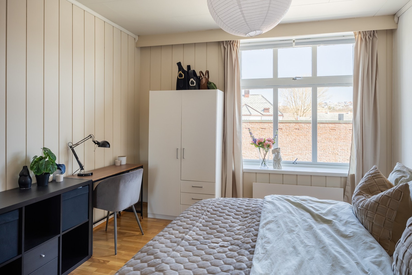 Alle soverom har godt med plass for garderobe og kontorpult. Galleribilde