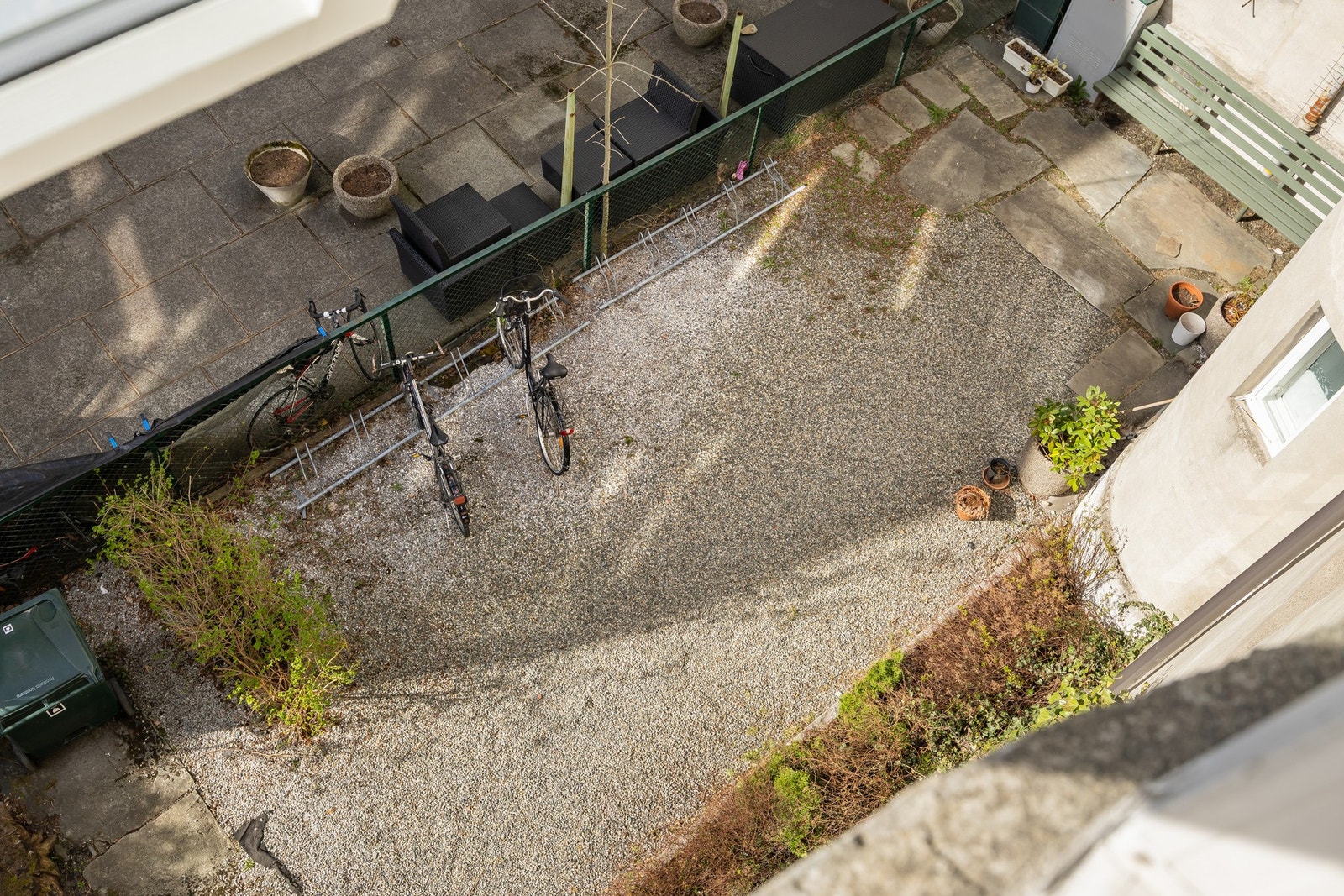 Pent opparbeidet bakgård med sykkelparkering og sittebenker. Enkelte naboeiendommer har etablert balkong inn mot bakgård. Galleribilde