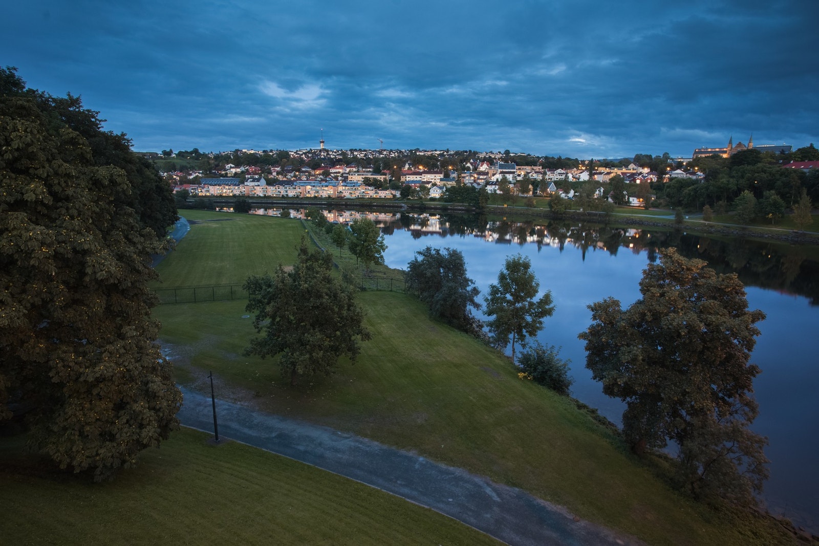 Nydelige friluftsmuligheter med Marinen like ved og påkobling på "Hjertepromenaden" rundt Midtbyen rett ved kvartalet. Galleribilde