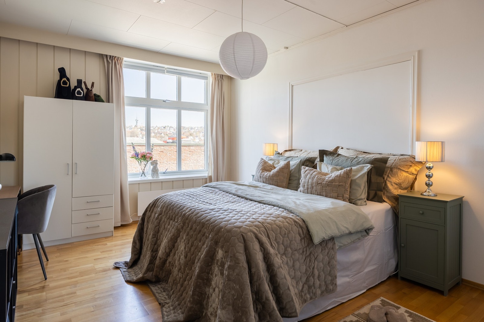 Tre romslige soveværelser på hhv. ca. 17, 17 og 11 kvm. Dette soverommet var opprinnelig ei ekstra stue. Galleribilde