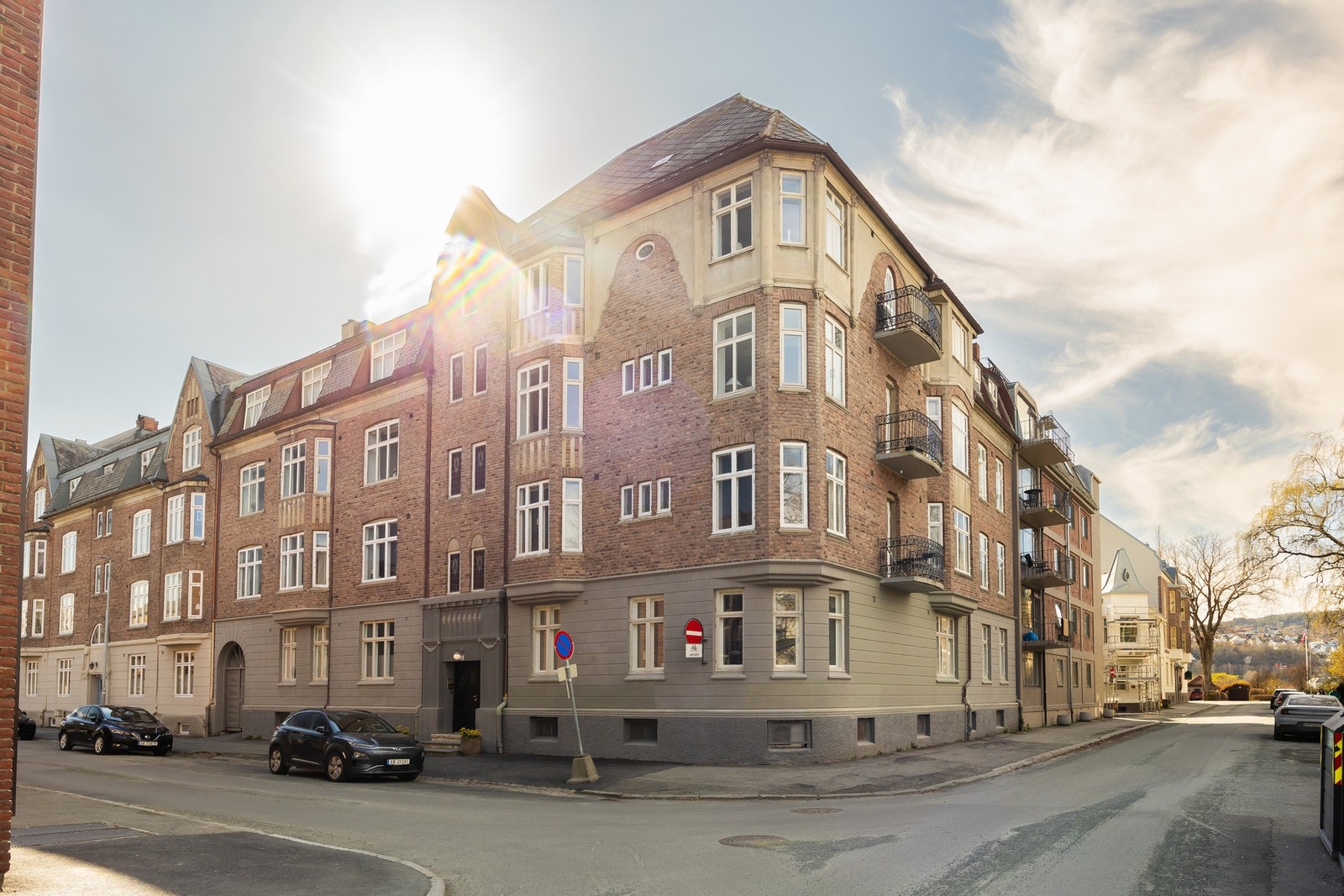 Hovedsakelig soneparkering i nærområdet med innslag av felt med parkeringsautomater. Galleribilde