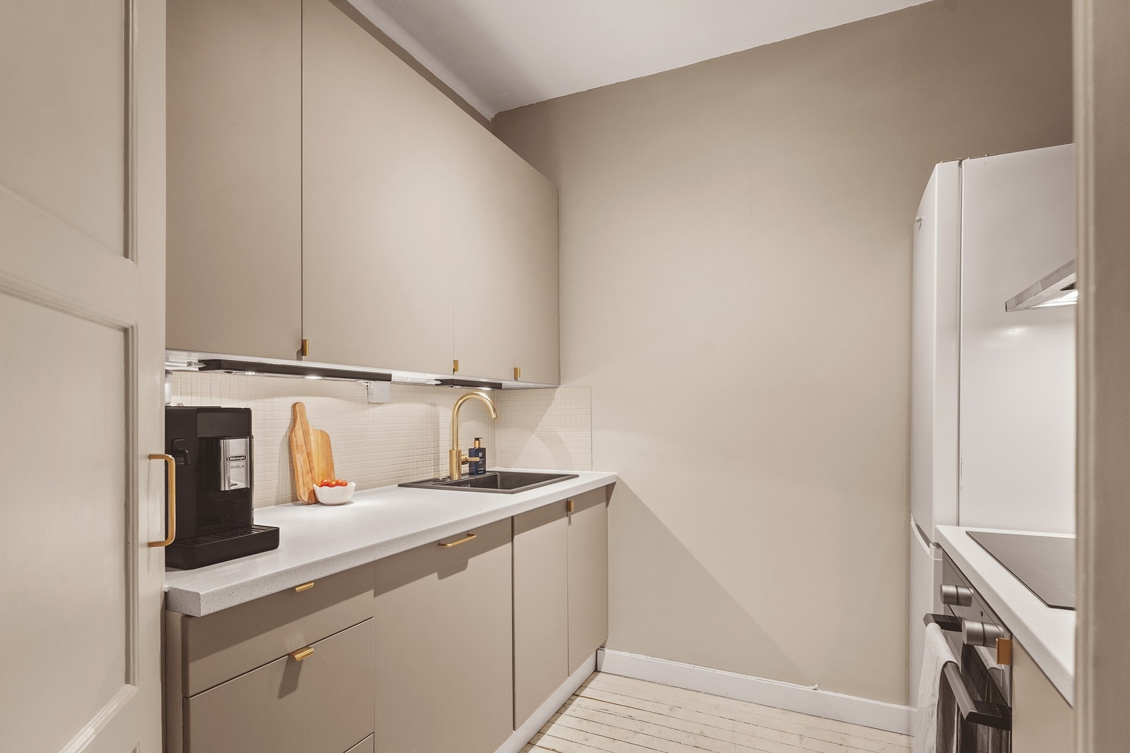Praktisk og funksjonelt IKEA-kjøkken i separat løsning med adkomst fra entreen. Galleribilde