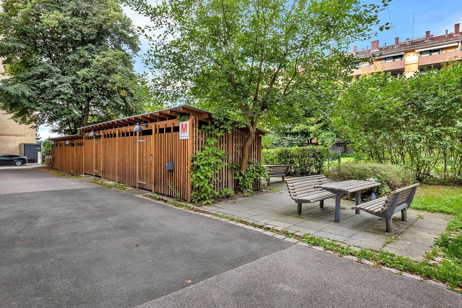 Hyggelig opparbeidete fellesområder utenfor boligen med flere sittegrupper og låsbar sykkelskur til disposisjon for beboere. Galleribilde