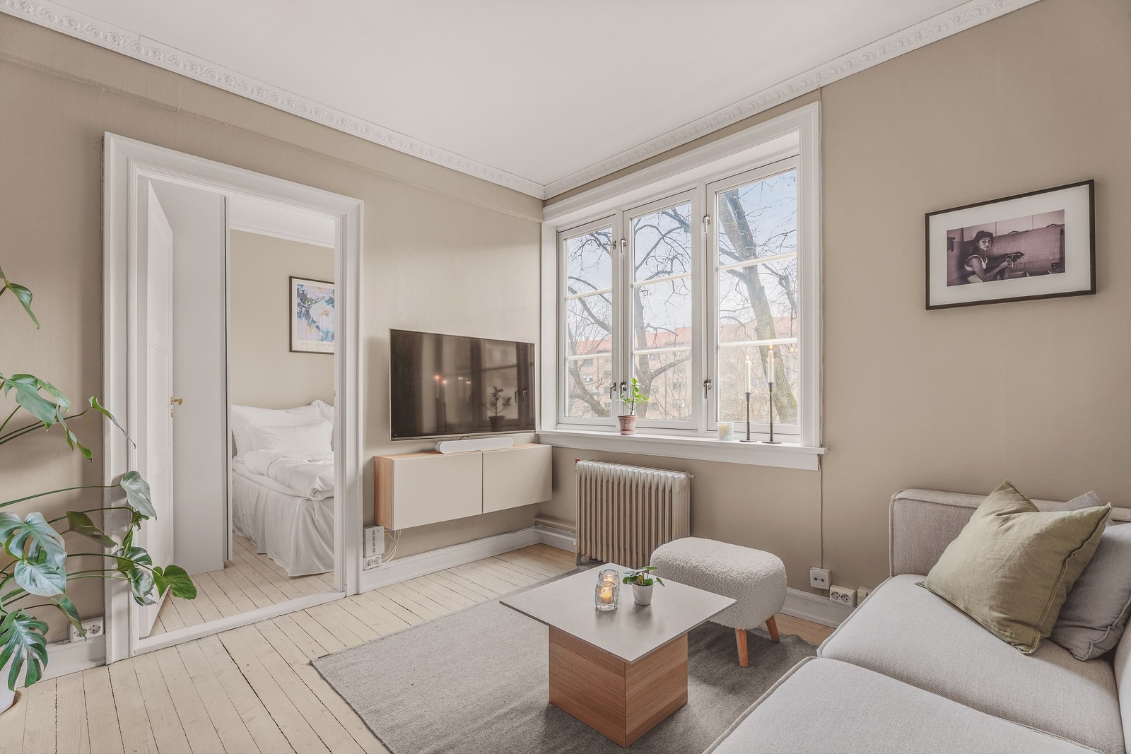 Her får du en lys leilighet med store vindusflater og god takhøyde som skaper en luftig atmosfære. Foto: Nadia Frantsen. Galleribilde