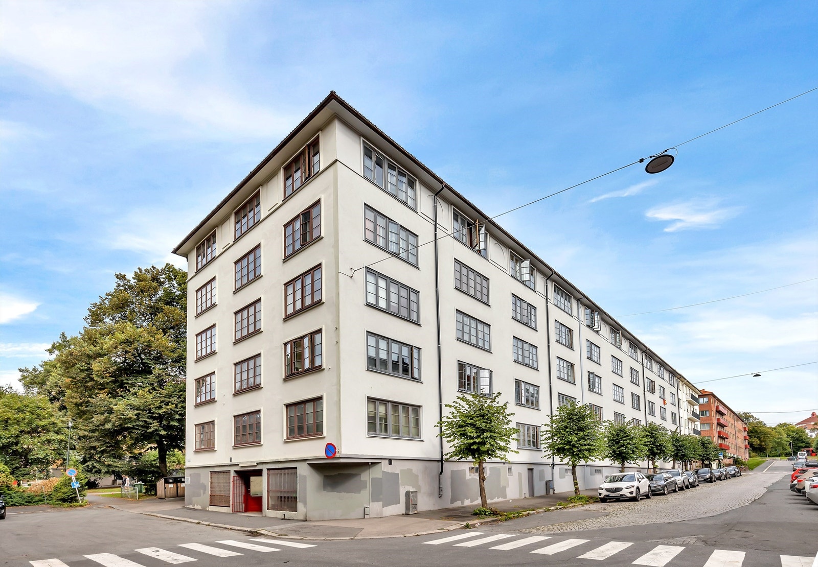 Boligen ligger i en velholdt funkisgård i et trafikkstille nabolag. Galleribilde
