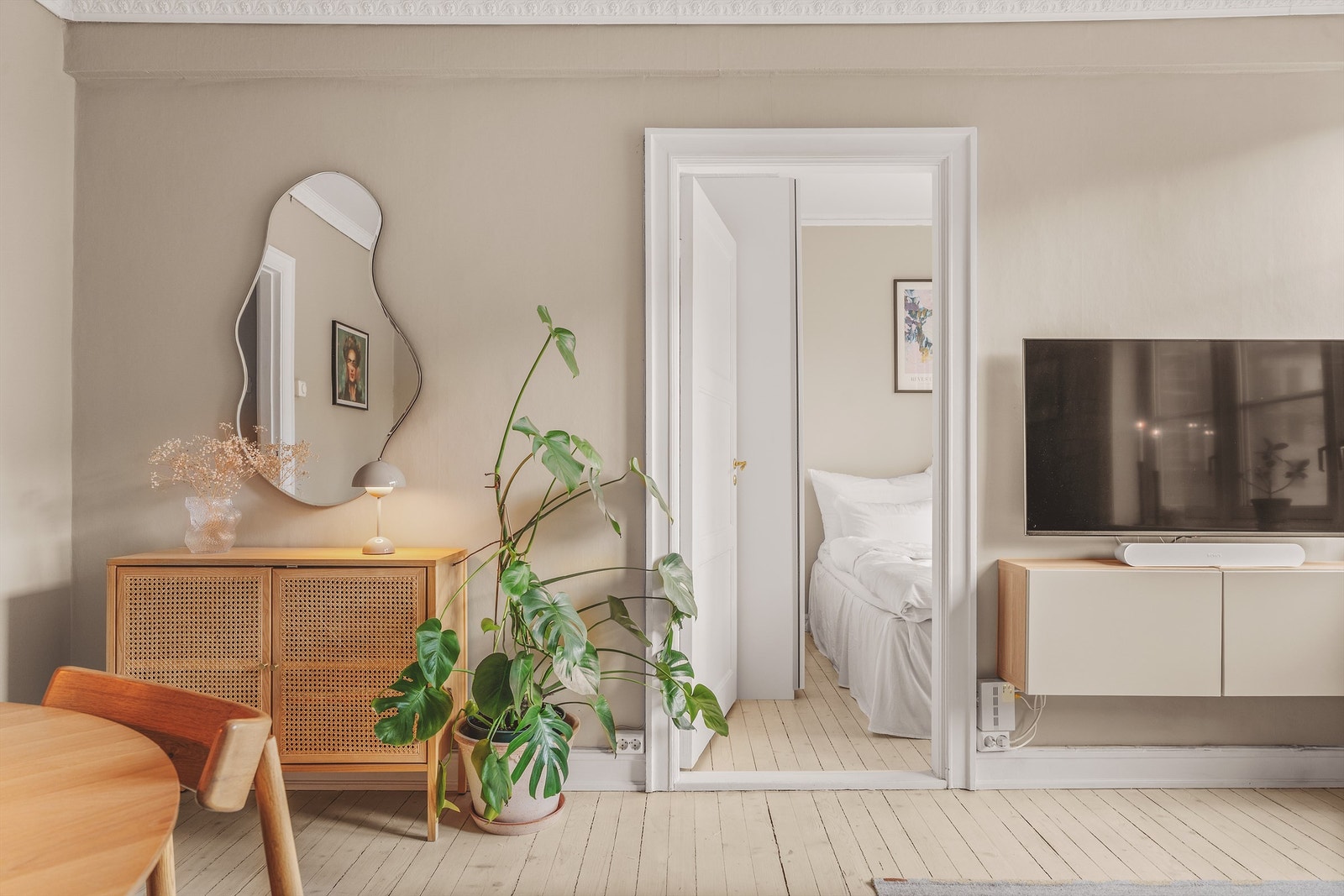 Overflatebehandlede, originale tregulv som går igjen i alle oppholdsrom i leiligheten. Galleribilde