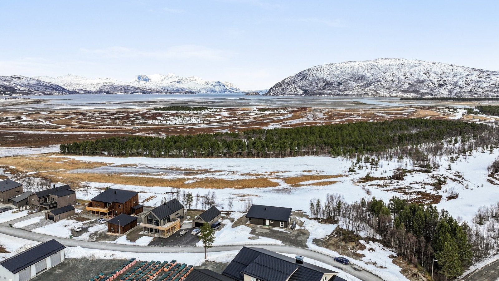 Området er preget av spredt boligbebyggelse og er kjent for sine rolige og naturskjønne omgivelser, noe som gir en følelse av å bo tett på naturen. Galleribilde