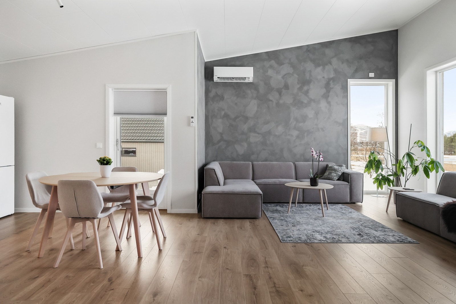 Rommet har en god planløsning som gir en naturlig plassering for både en sofagruppe med tilhørende møblement og en hyggelig spiseplass. Galleribilde