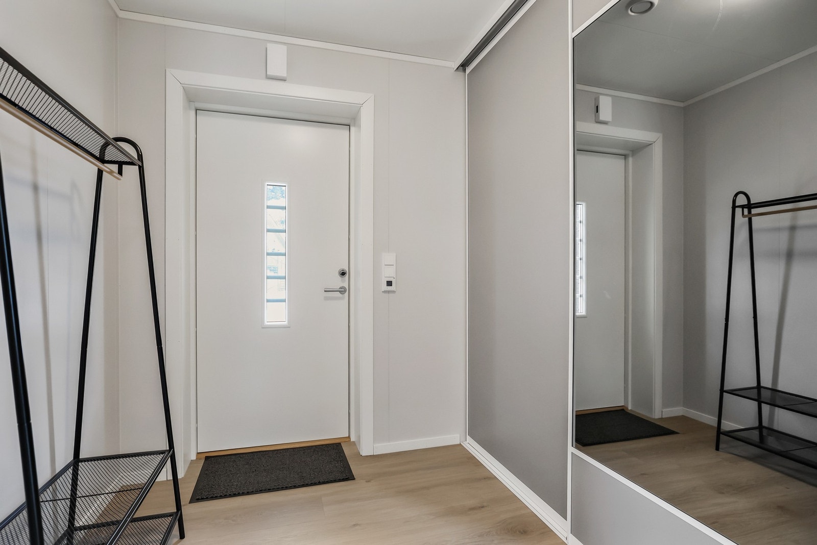 Boligen har en praktisk og innbydende entré med plass til oppbevaringsløsninger for yttertøy og sko. Galleribilde