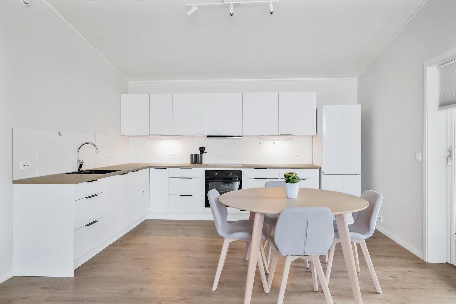 Innredningen har glatte, moderne fronter og byr på rikelig med skap- og benkeplass. Galleribilde