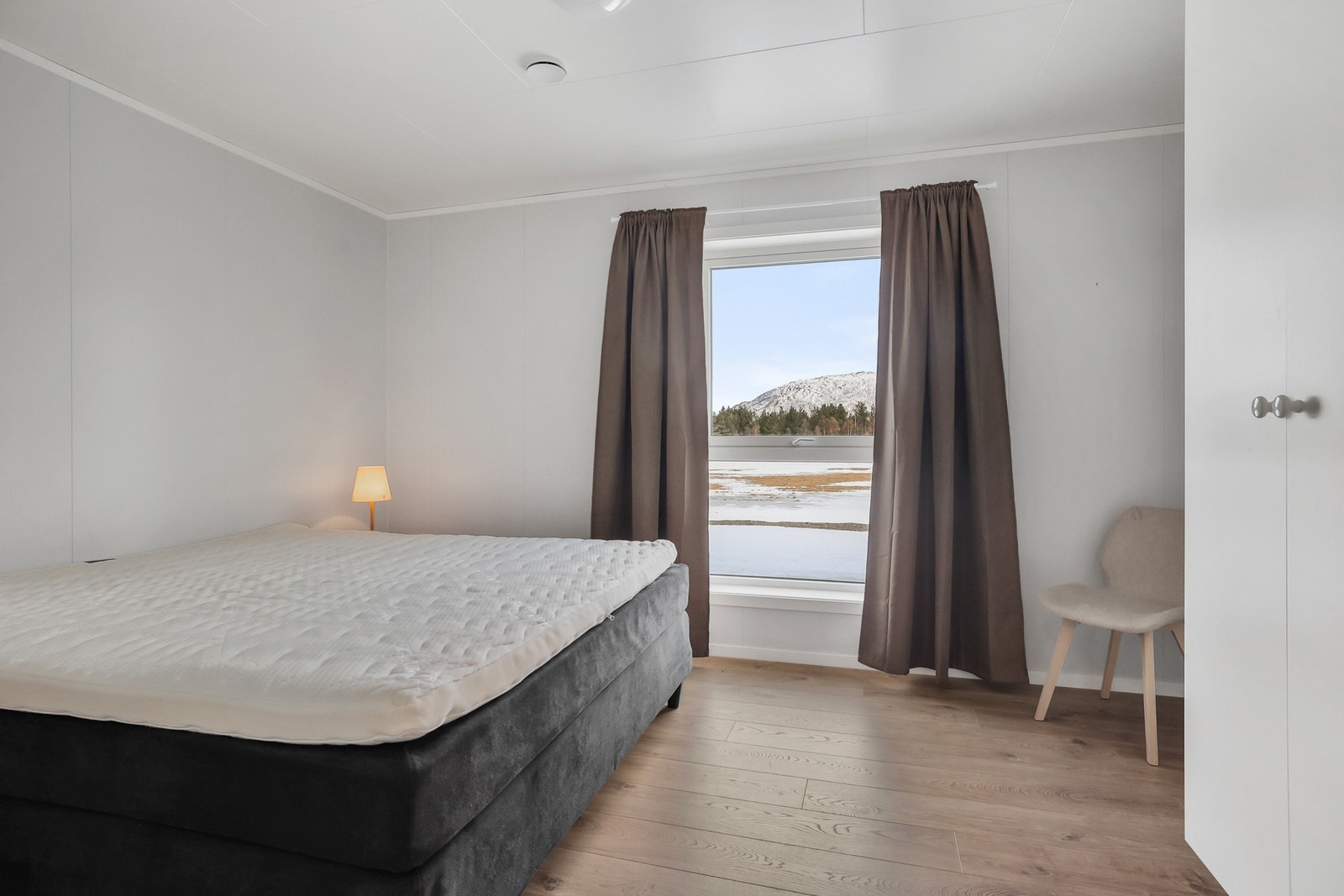 Rommene er lyse og har plass til seng, garderobeløsninger og annet ønsket møblement. Galleribilde