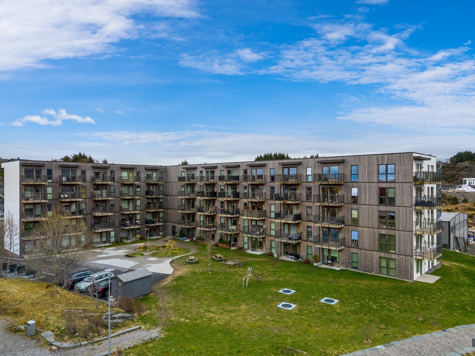 - Borettslaget har flotte parkmessige areal i front - Galleribilde
