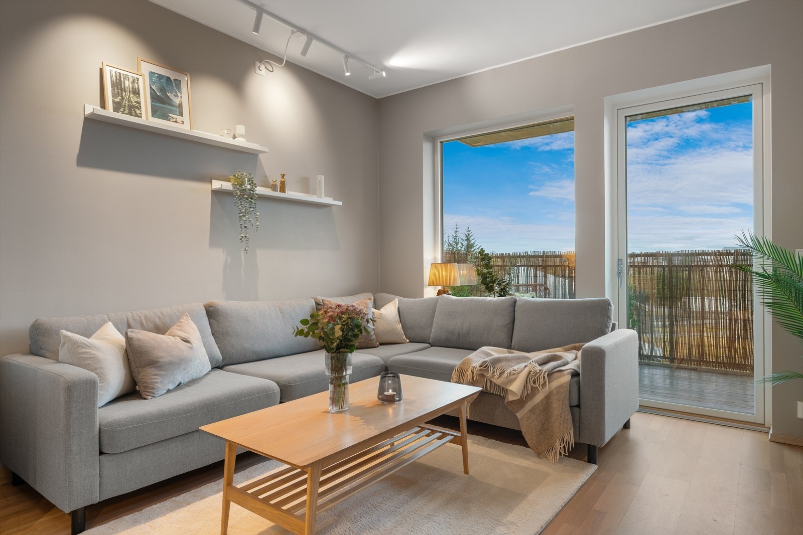 - Leiligheten har et BRA-i på 61m² og inneholder entré, bod/teknisk rom, 2 soverom, bad og stue/kjøkken + ekstern bod i samme etasje - Galleribilde