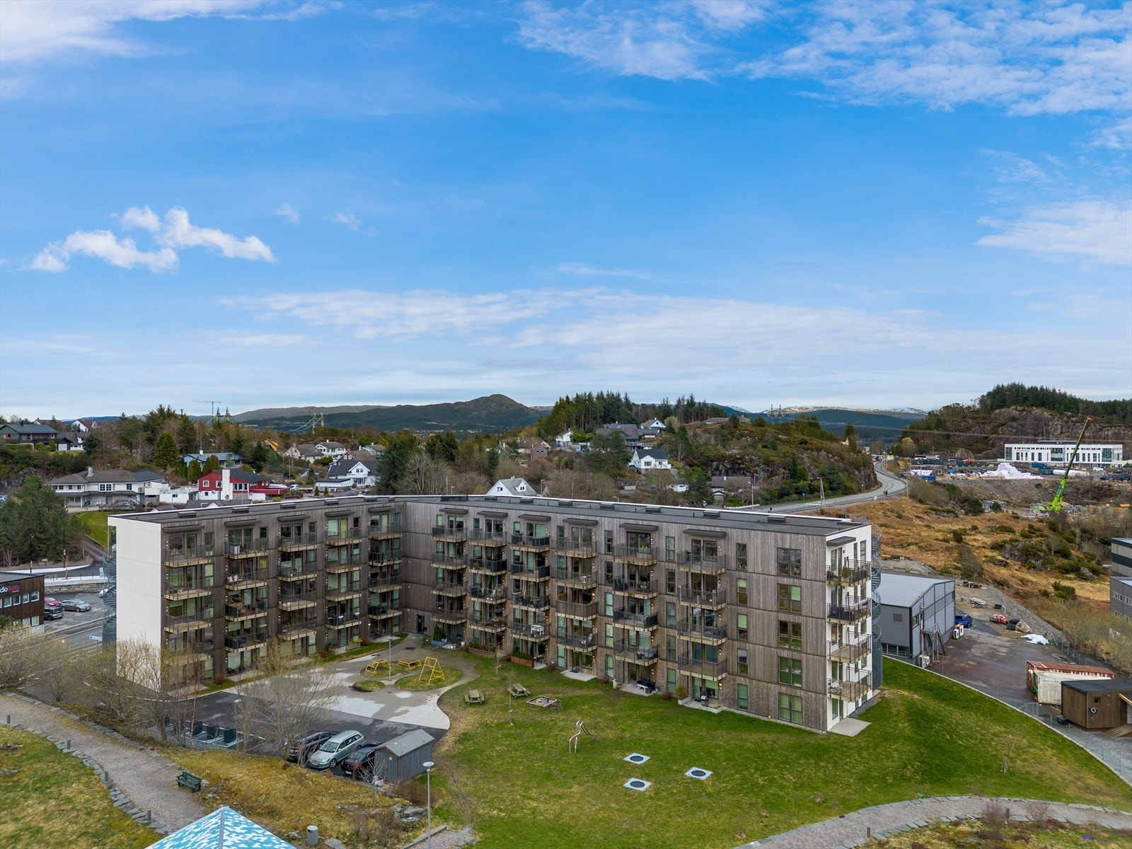 - Fint opparbeidet med grøntarealer og lekeaparater - Galleribilde