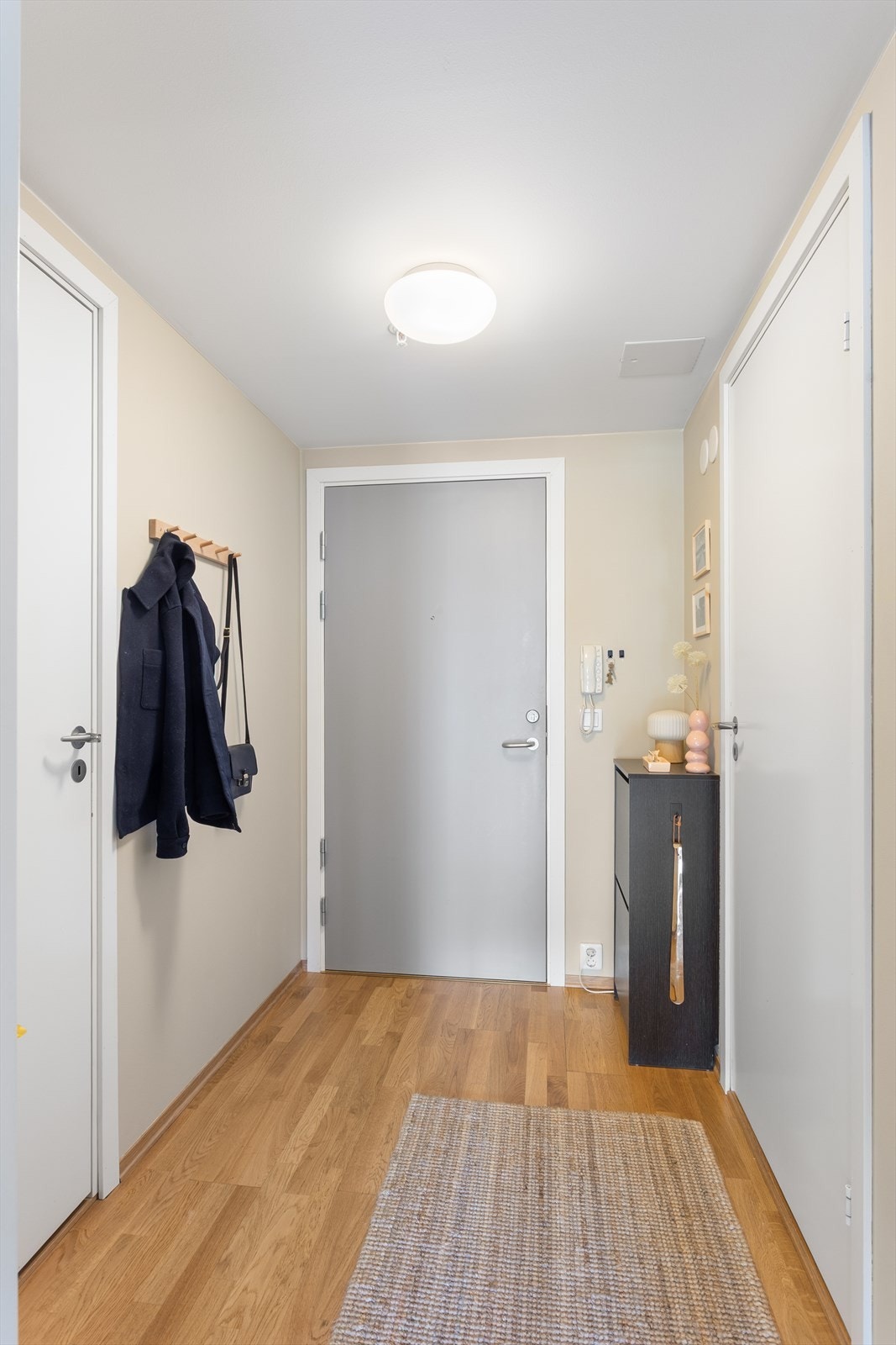 Velkommen inn! Leilighetens entré er lys og innbydende og gir et meget godt førsteinntrykk av boligen. Galleribilde