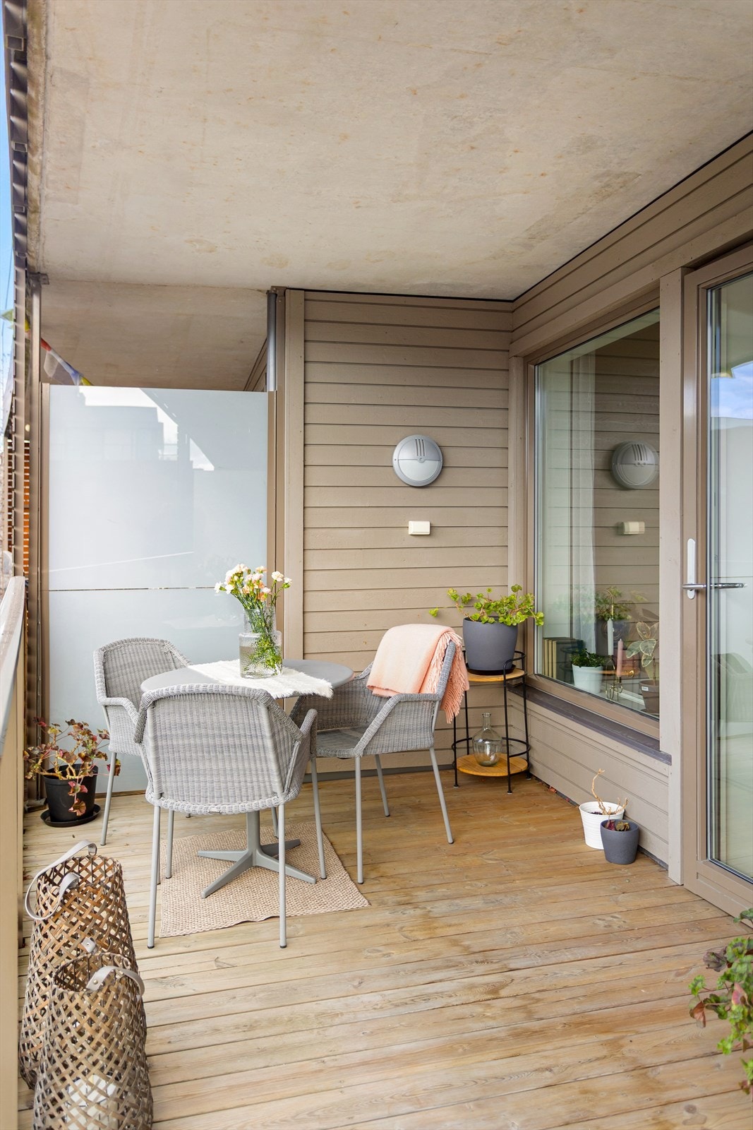 Her er det god plass til utemøblement - som blant annet flere sittegrupper, planter og grill. Galleribilde