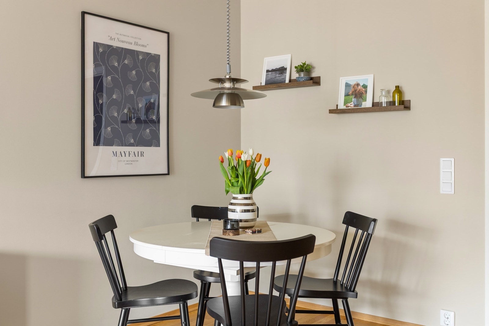 Et naturlig samlingssted for å invitere over venner og familie på hyggelige sammenkomster. Galleribilde