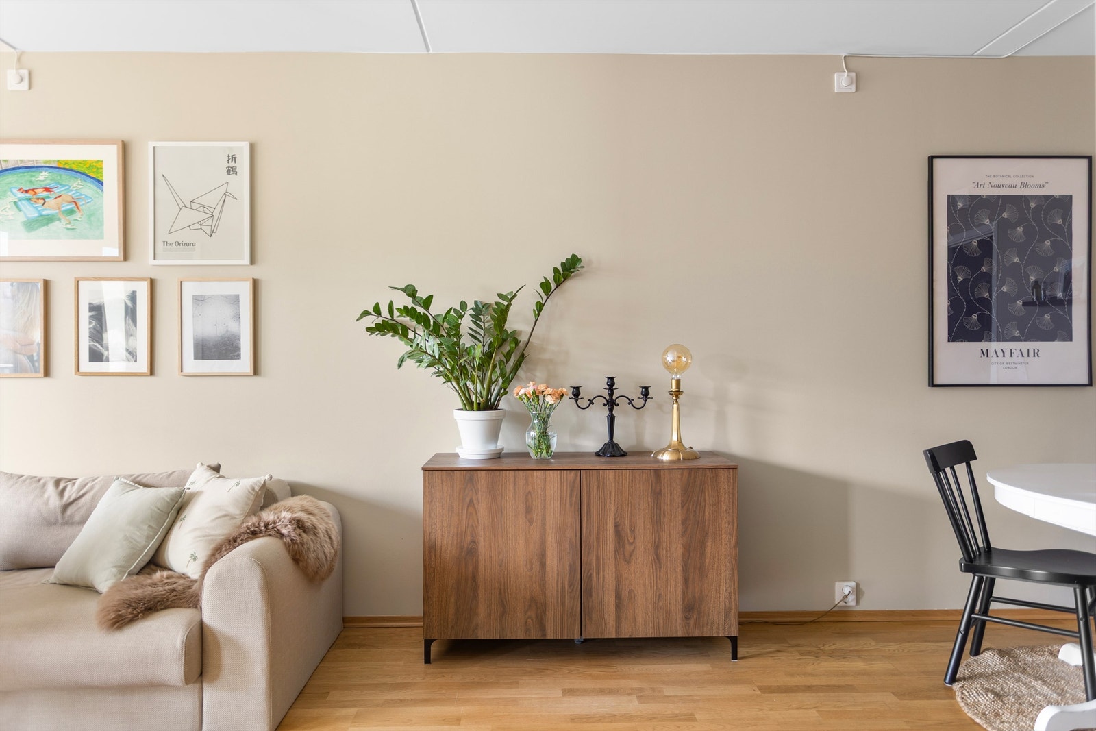 Leiligheten er malt i tidsriktige og moderne nyanser. Galleribilde