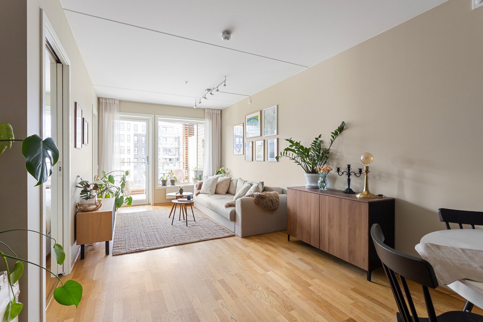 Stuen er lys og romslig, med en god planløsning som sørger for en behagelig romfølelse. Galleribilde