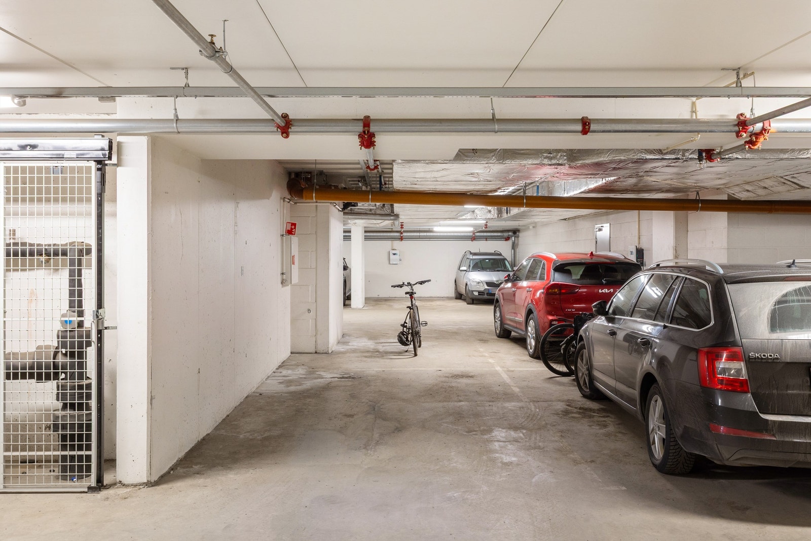 Det medfølger bruksrett til en parkeringsplass (plass nr. 21) i lukket og oppvarmet garasjeanlegg. Her er opplegg til å montere elbillader om det er ønskelig. Galleribilde