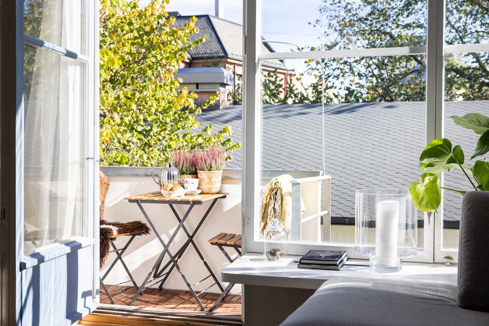 Leiligheten har en koselig, sydøstvendt balkong på ca. 2 m², som gir en hyggelig uteplass med gode lysforhold på morgenen - perfekt for en rolig start på dagen. Galleribilde