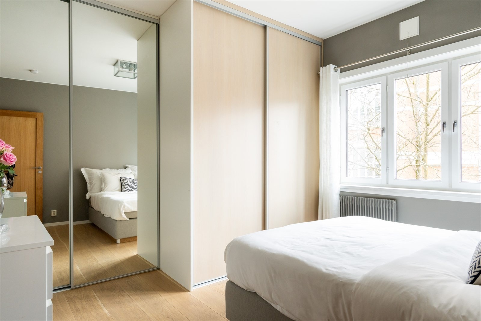 Soverommet ble malt i 2018 og fremstår med moderne, harmoniske fargevalg. Store vindusflater slipper inn rikelig med dagslys og bidrar til en lys og behagelig atmosfære. Galleribilde