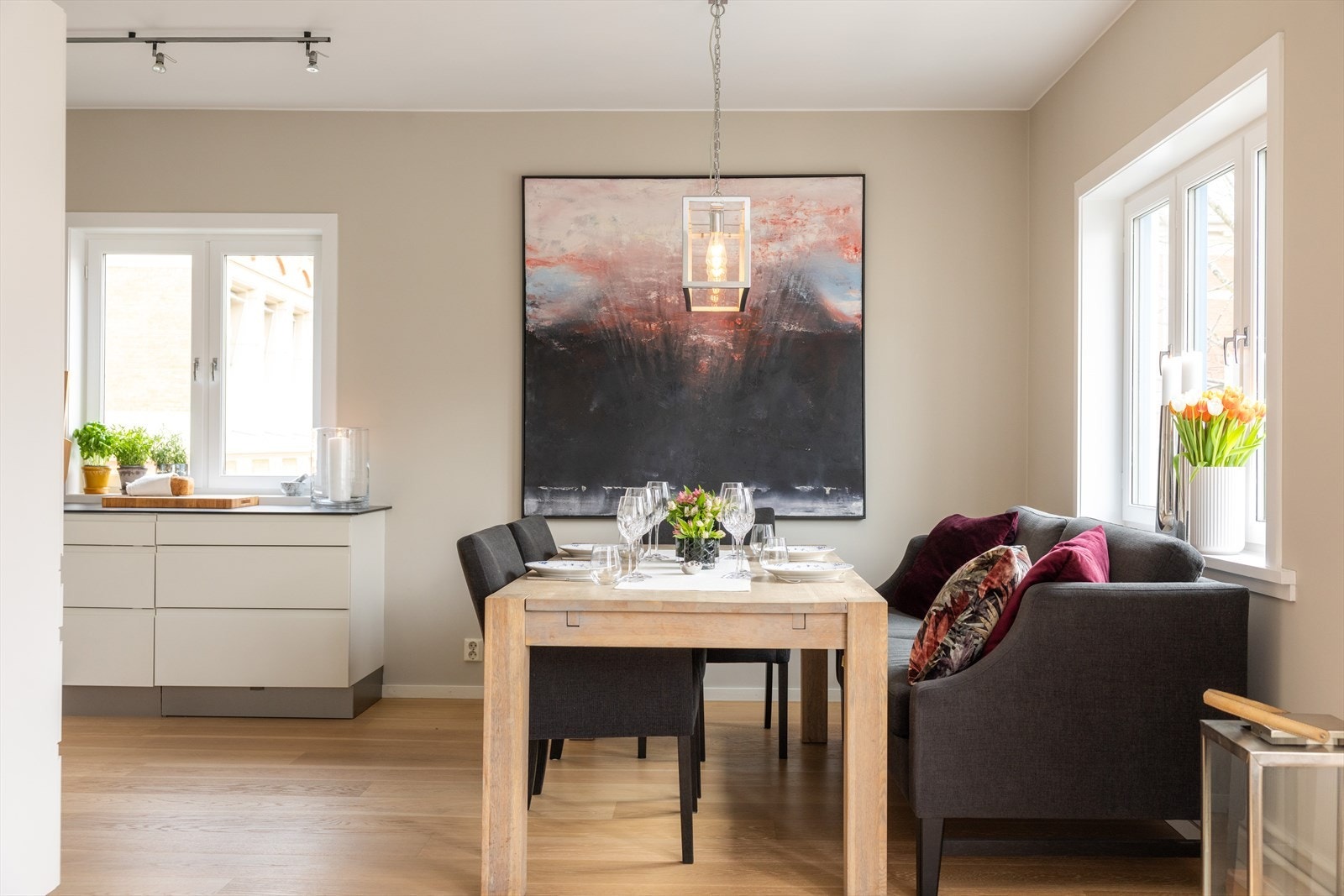Ved kjøkkenet er det god plass til et romslig spisebord, som gir en naturlig samlingsplass med god plass til gjester. Galleribilde