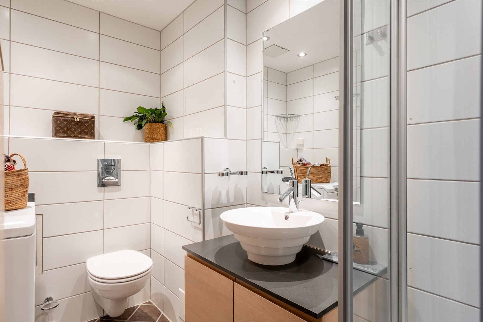 Pent, flislagt baderom med elektrisk gulvvarme og downlights i himlingen. Galleribilde