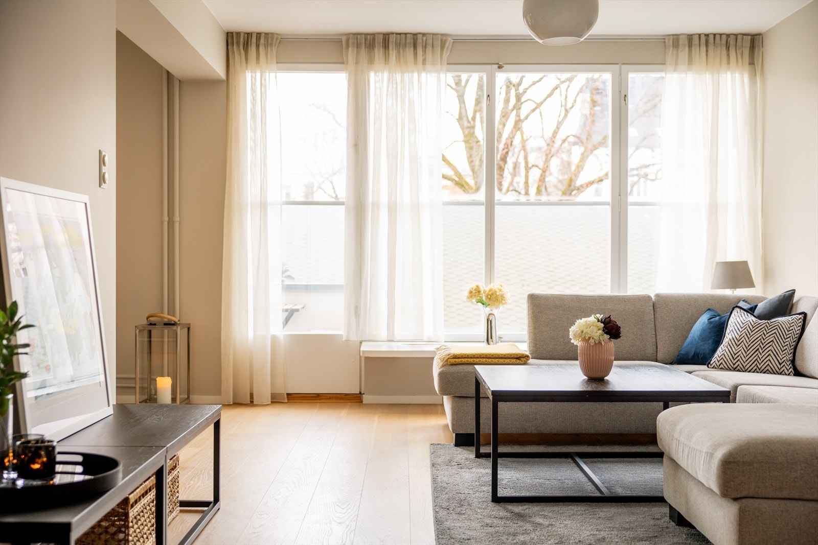 Stuen er lys og luftig med store vindusflater som sørger for rikelig med innslipp av naturlig lys. Galleribilde