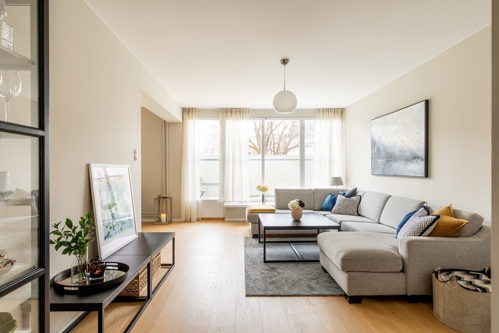 Velkommen til Skovveien 7! Dette er en innbydende og lys 3-roms hjørneleilighet i 4. etasje med heisadkomst, beliggende i hjertet av Frogner. Foto: Pontus Holmenäs. Galleribilde