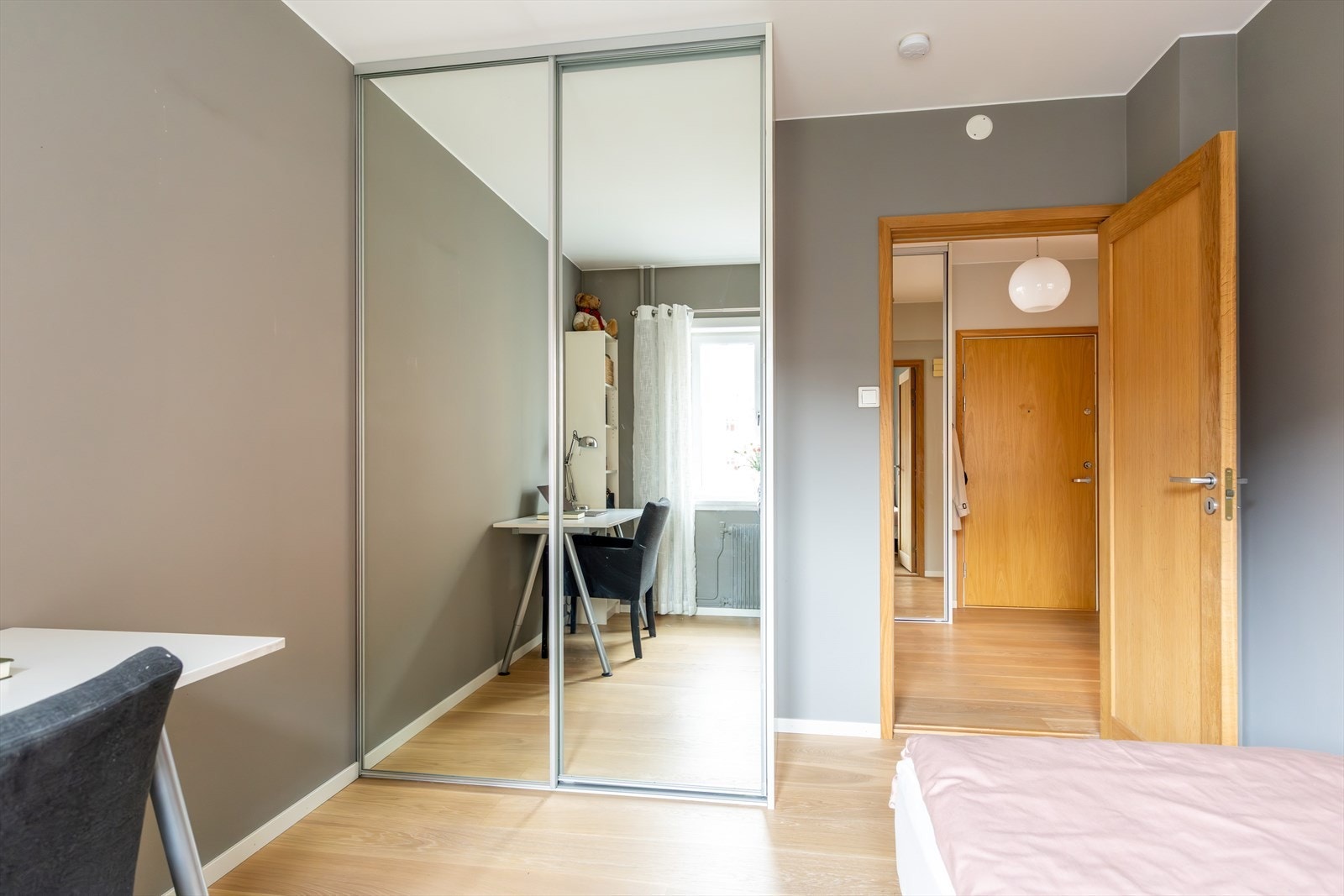 Det er et allsidig rom som passer perfekt som barnerom, gjesterom eller hjemmekontor, tilpasset dine behov. I tillegg byr rommet på gode oppbevaringsmuligheter i en romslig skyvedørsgarderobe. Galleribilde