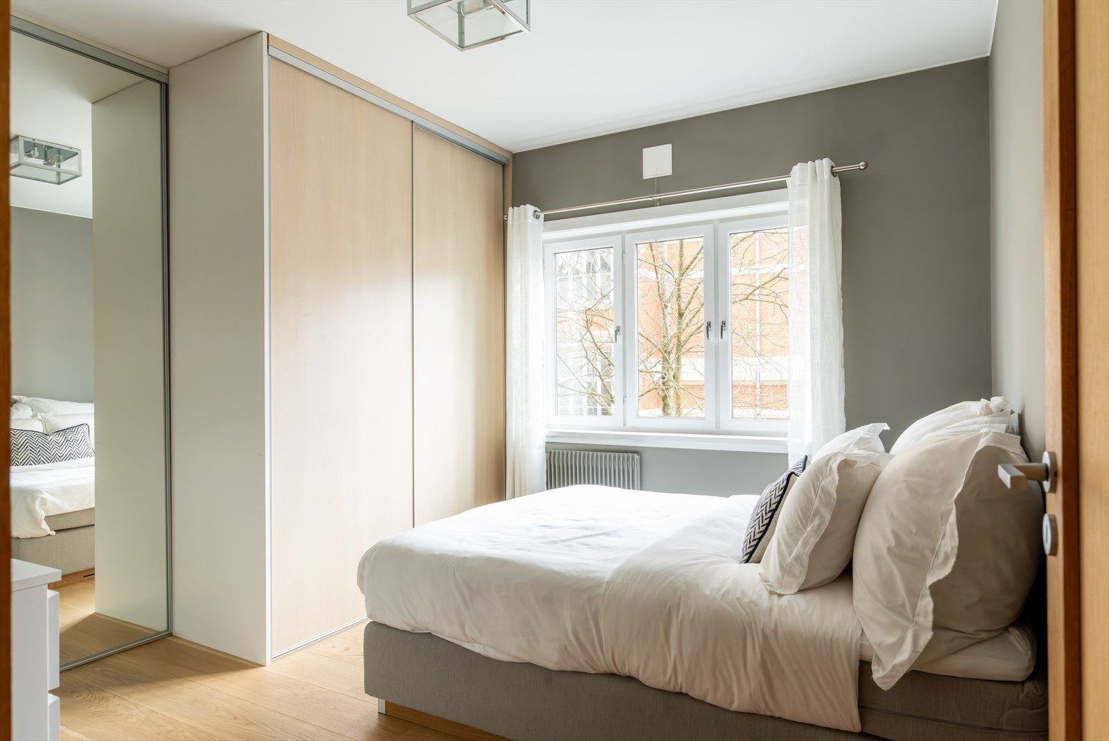 Rommet har også rikelig med oppbevaringsplass i en romslig skyvedørsgarderobe. Galleribilde