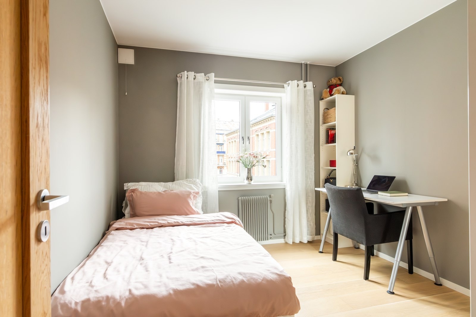 Soverom 2 har en god størrelse og gir plass til både seng og øvrig møblement, med fleksible innredningsmuligheter. Galleribilde