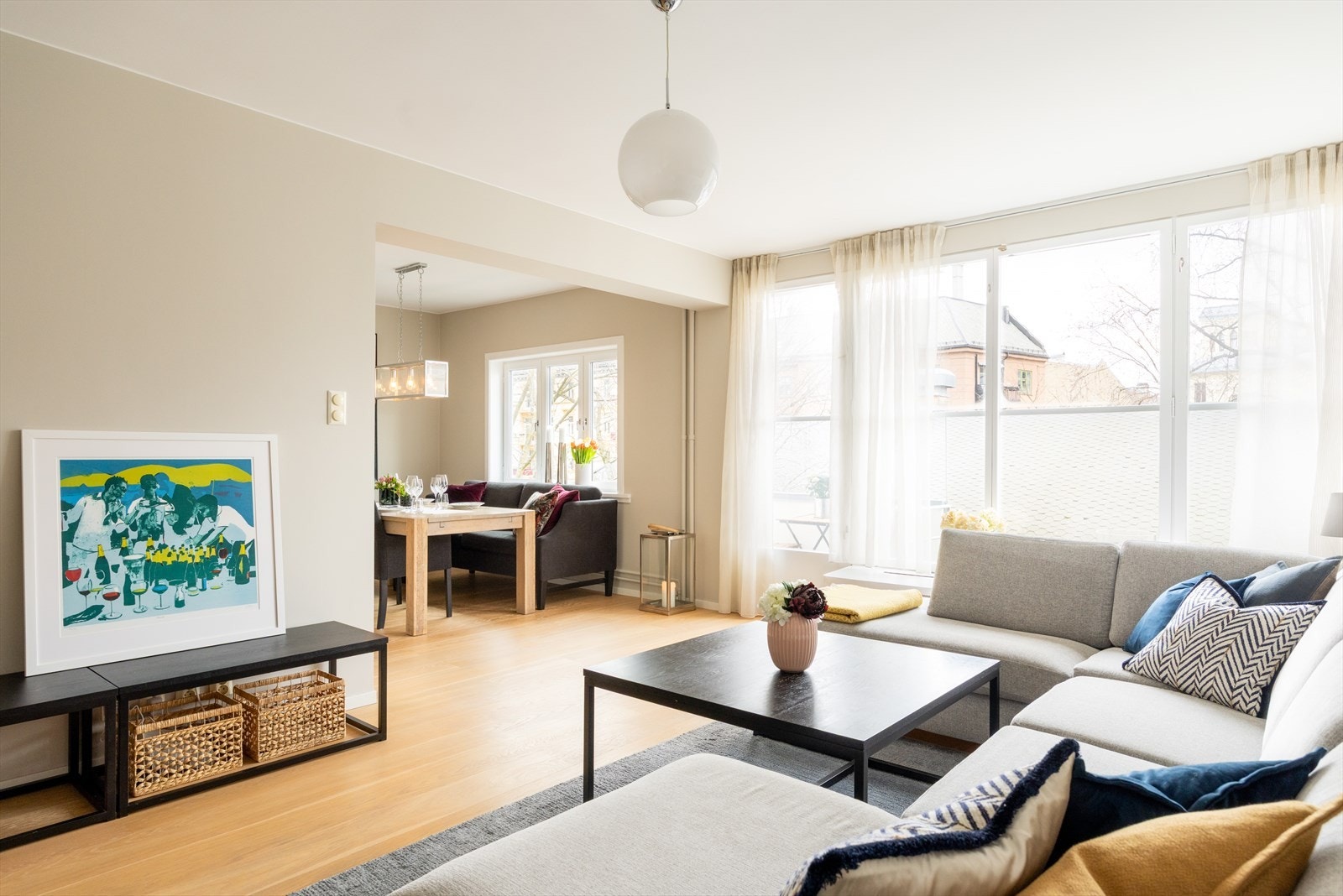Planløsningen åpner opp for flere møbleringsmuligheter med god plass til sofagruppe, TV-møbler og spisebord med tilhørende stoler. Galleribilde