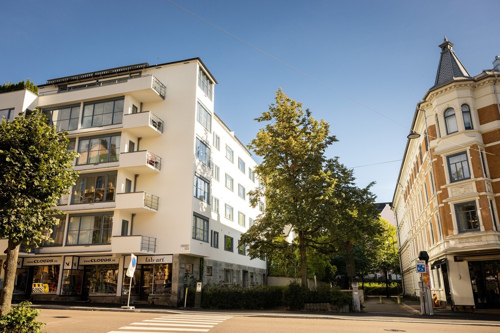 Det er kort vei til en rekke ulike servicetilbud, blant annet kaféer, restauranter, delikatessebutikker og klesforretninger. Galleribilde