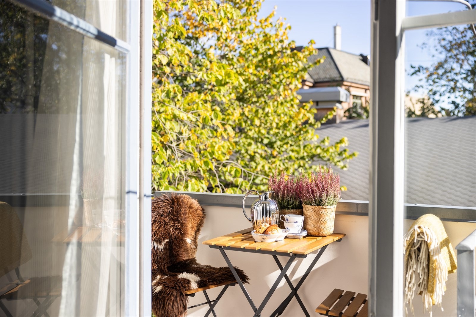 I vår- og sommerhalvåret blir balkongen en naturlig forlengelse av stuen, perfekt for hyggelige stunder med familie og venner. Galleribilde