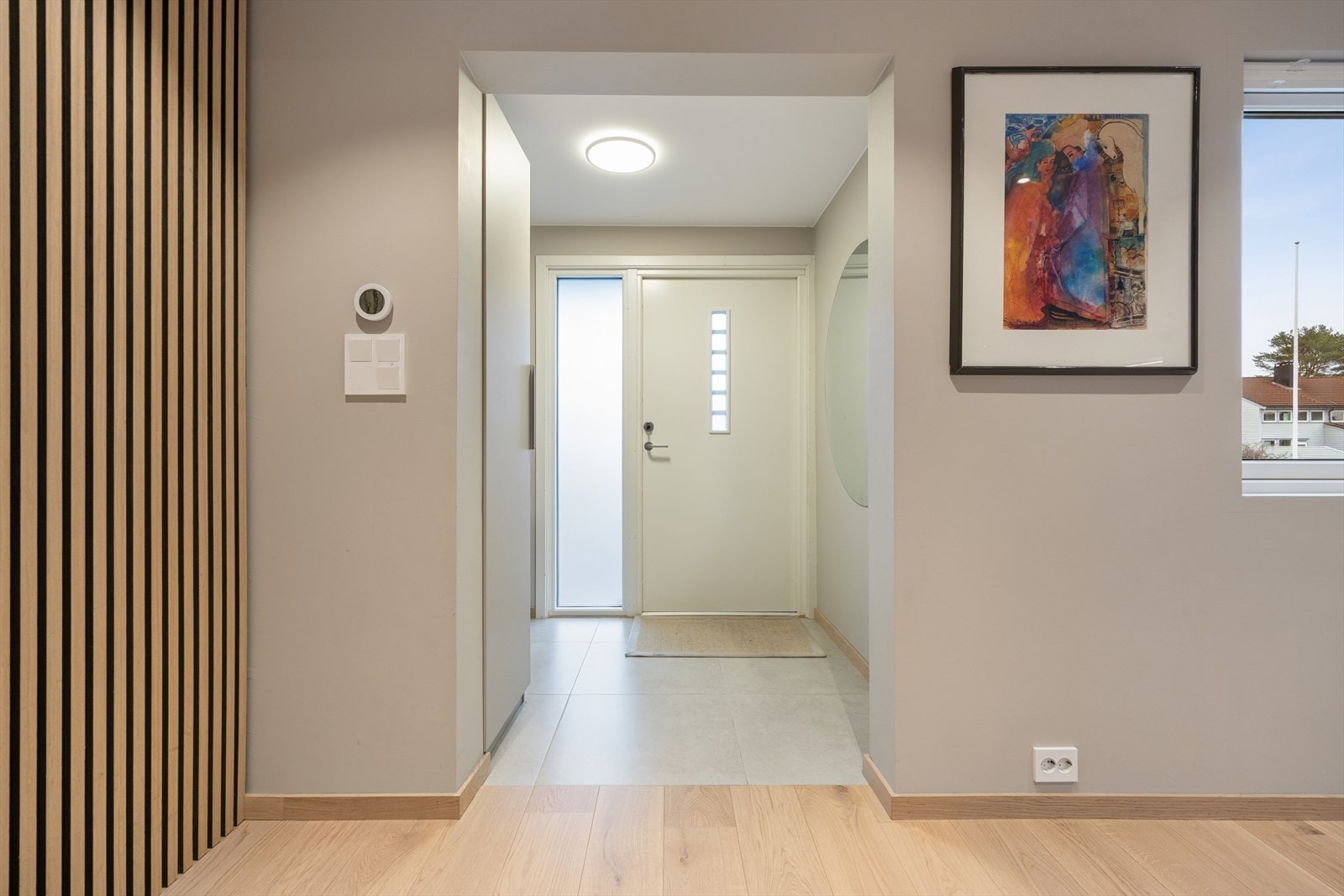 Fra entreen åpner boligen seg opp, og spileveggen fungerer som et elegant og moderne blikkfang. Galleribilde