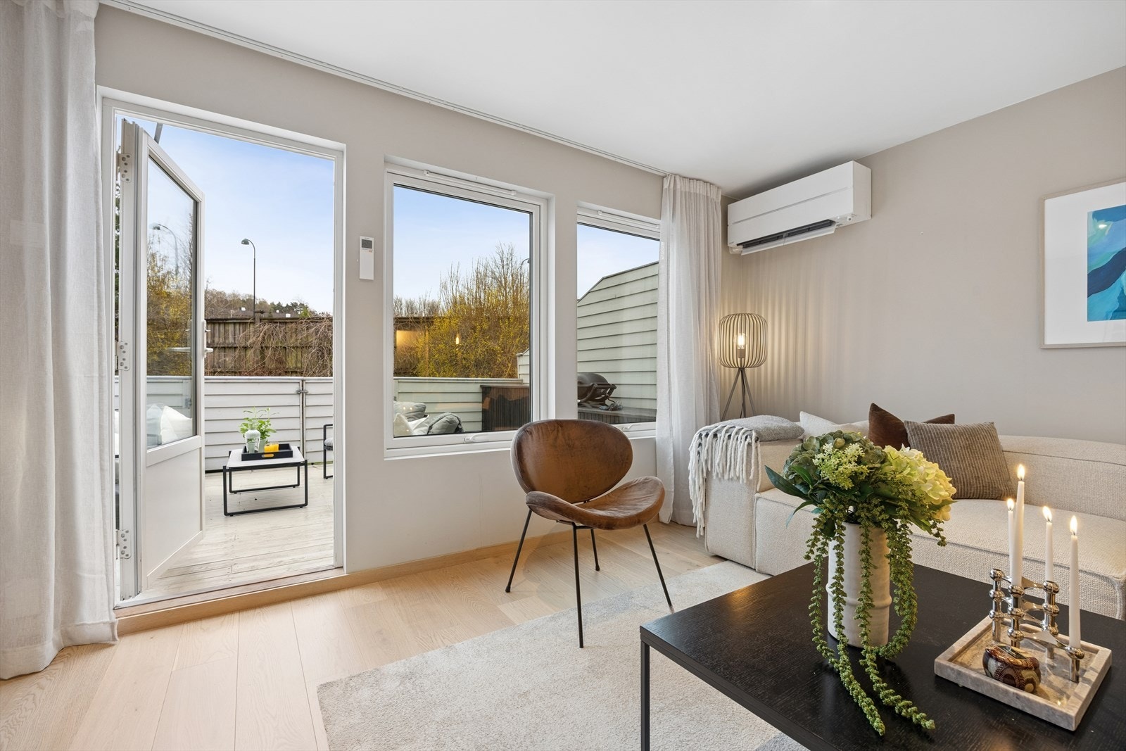 Fra stuen er det direkte utgang til romslig terrasse. Galleribilde